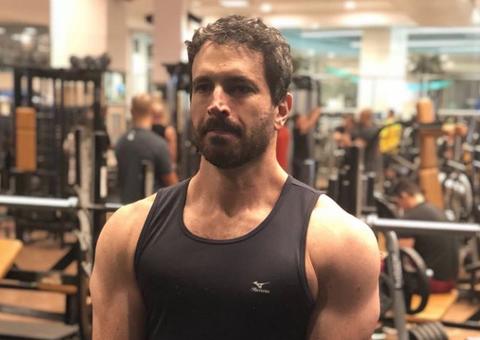  Avô aos 46, Caco Ciocler posa sarado após mudança no corpo