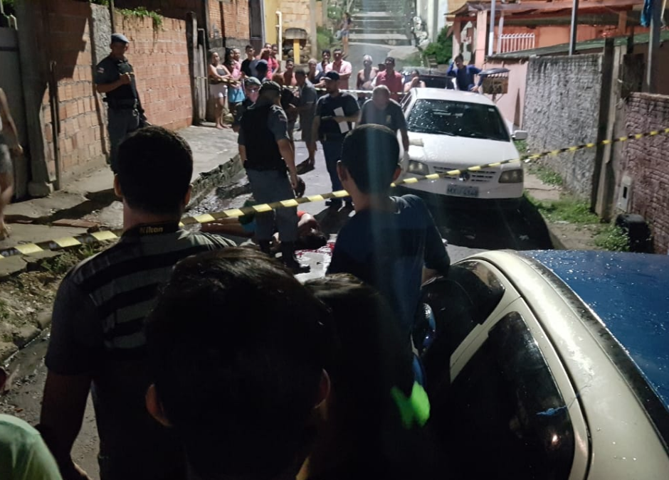 Mulher é assassinada com 8 tiros por três bandidos em rua de Manaus