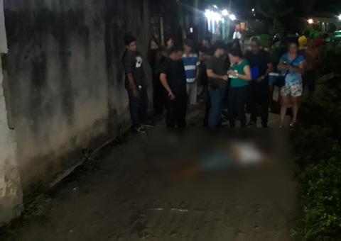 Homem é morto com 2 tiros na cabeça em beco de Manaus
