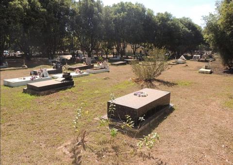 Ladrões furtam galões de gasolina de cemitério