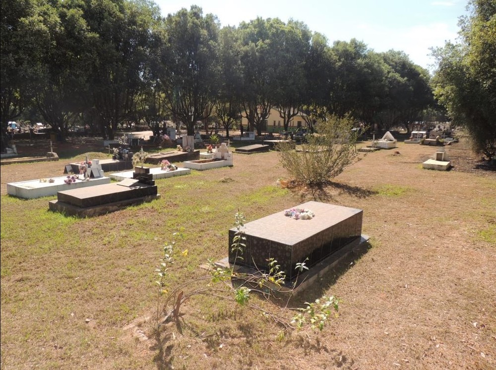 Ladrões furtam galões de gasolina de cemitério