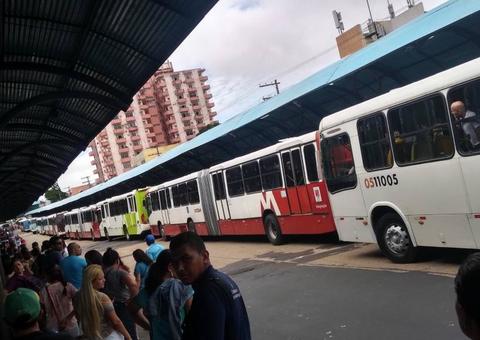 Motoristas de ônibus fazem paralisação na Avenida Constantino Nery, em Manaus