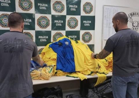 Polícia estoura fábrica de camisas falsificadas da seleção brasileira 