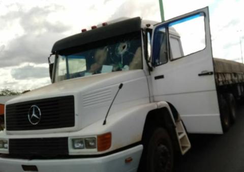 Caminhoneiro é morto com pedrada na cabeça durante manifestação em rodovia