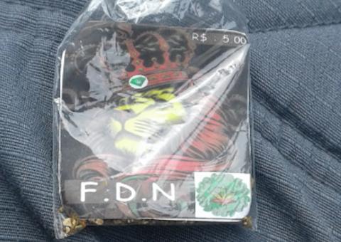 Polícia flagra trio vendendo drogas com embalagem da FDN em Manaus