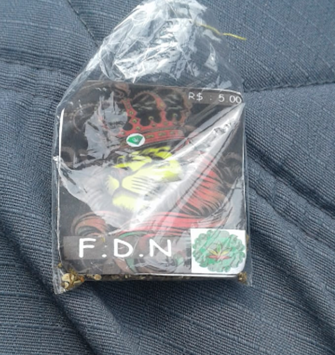 Polícia flagra trio vendendo drogas com embalagem da FDN em Manaus