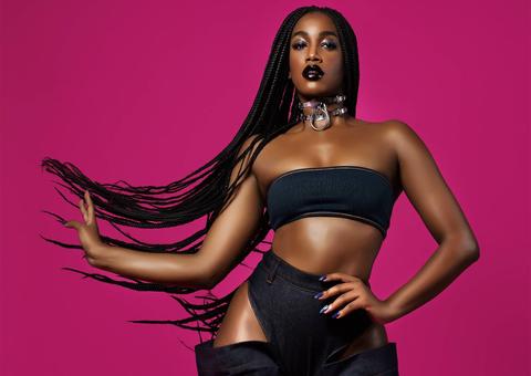 Cantora IZA muda visual e dá surra de beleza