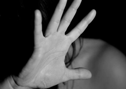 Com ciúme doentio, homem espanca companheira com fio elétrico em Manaus