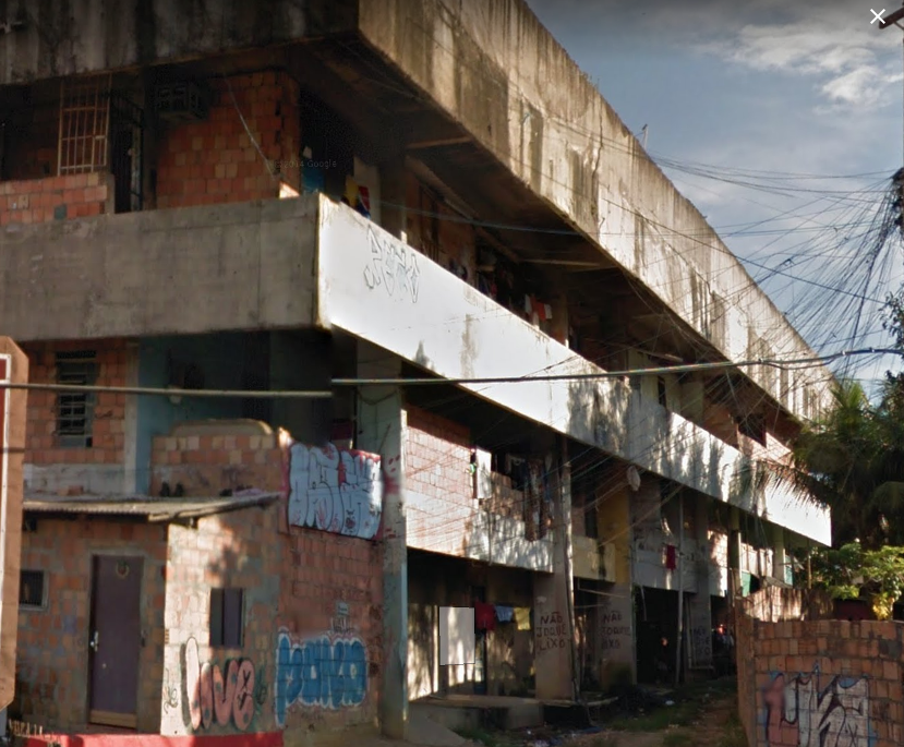 Prédio abandonado sofre risco de desabamento em Manaus