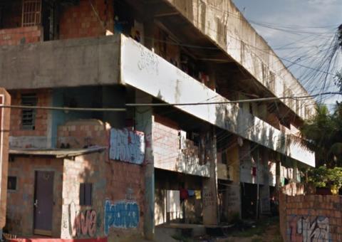 Prédio abandonado sofre risco de desabamento em Manaus