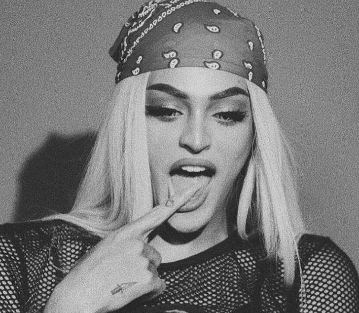 Pabllo Vittar surge abraçada com modelo e fãs vão à loucura