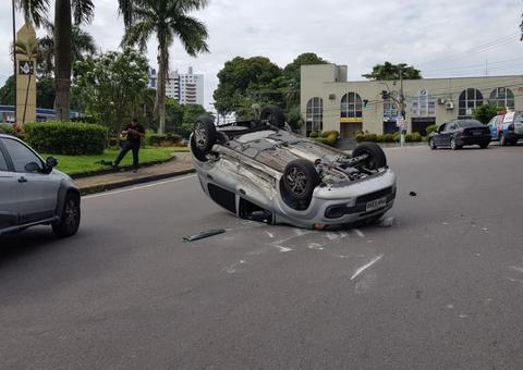 Carro capota após acidente na bola do Eldorado em Manaus