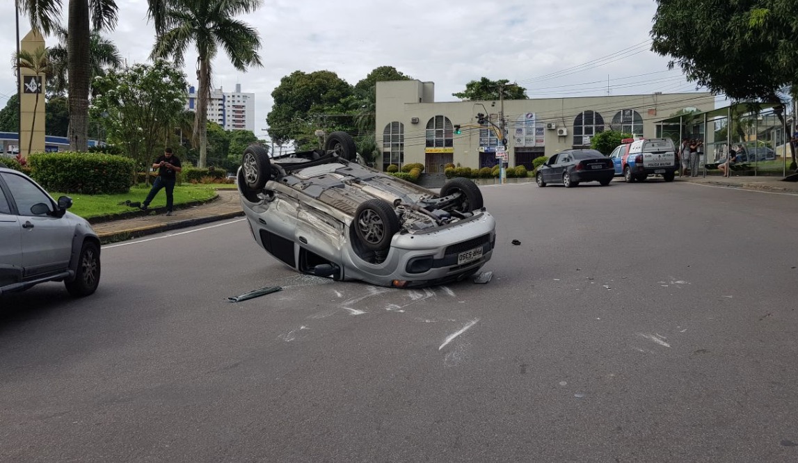 Carro capota após acidente na bola do Eldorado em Manaus