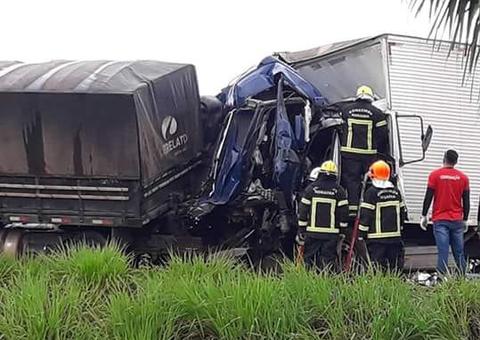 Caminhão se choca de frente com carreta e dois ficam presos às ferragens na BR-174