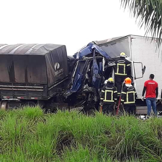 Caminhão se choca de frente com carreta e dois ficam presos às ferragens na BR-174