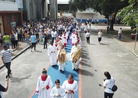  Fiéis realizam procissão para celebrar Corpus Christi em Manaus