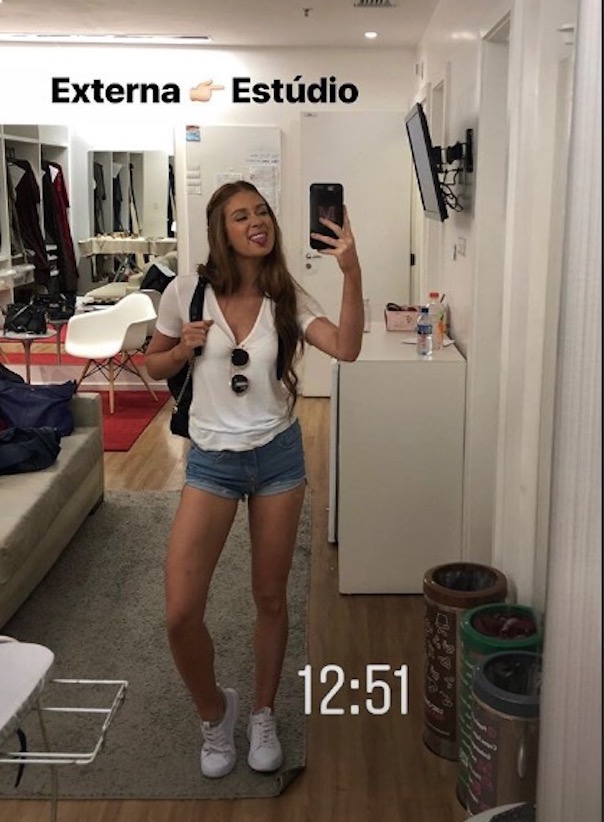 De microshort, Marina Ruy Barbosa impressiona com perna torneada