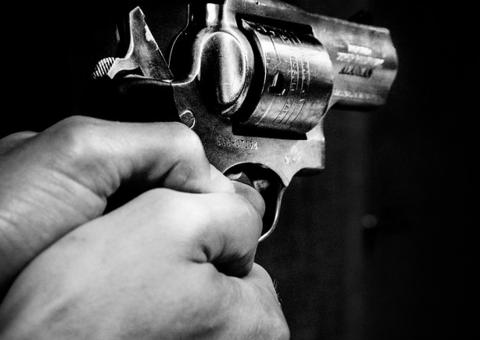 Suposto assaltante é executado na frente de loja por suspeito misterioso em Manaus