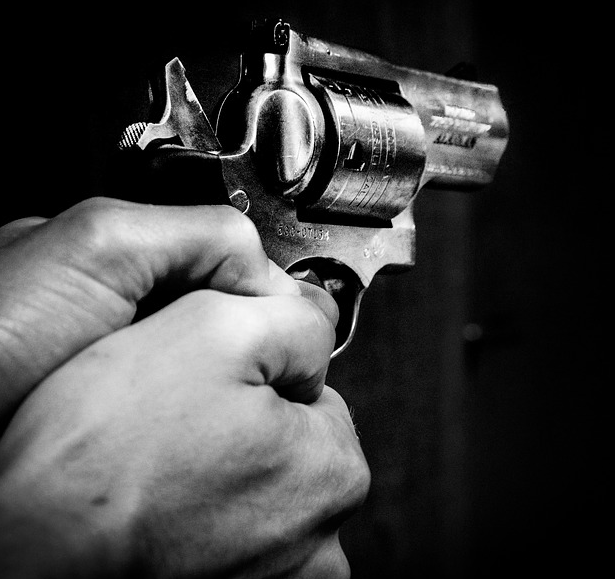 Suposto assaltante é executado na frente de loja por suspeito misterioso em Manaus