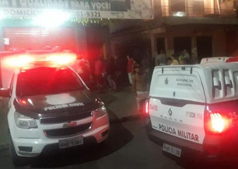 Com tiros de rifles e esfaqueado, homem é morto enquanto dormia em casa em Manaus