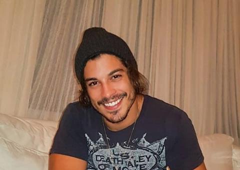 Douglas Sampaio tem fotos íntimas com travestis vazadas e diz ter sido chantageado