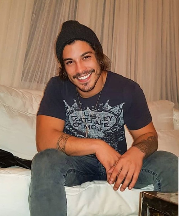 Douglas Sampaio tem fotos íntimas com travestis vazadas e diz ter sido chantageado