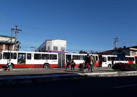 Rodoviários fecham T1 e população tem que seguir a pé no Centro de Manaus