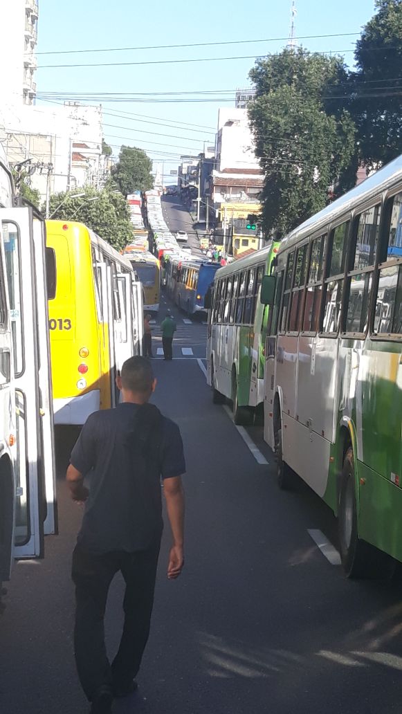Rodoviários fecham T1 e população tem que seguir a pé no Centro de Manaus