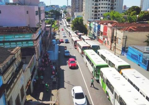 Rodoviários deixam Centro rumo às garagens e 100% da frota é paralisada em Manaus 