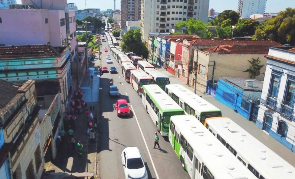 Rodoviários deixam Centro rumo às garagens e 100% da frota é paralisada em Manaus 