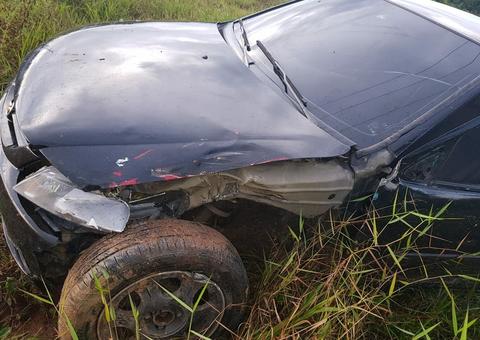 Enfermeira morre após grave acidente entre carro e moto na estrada