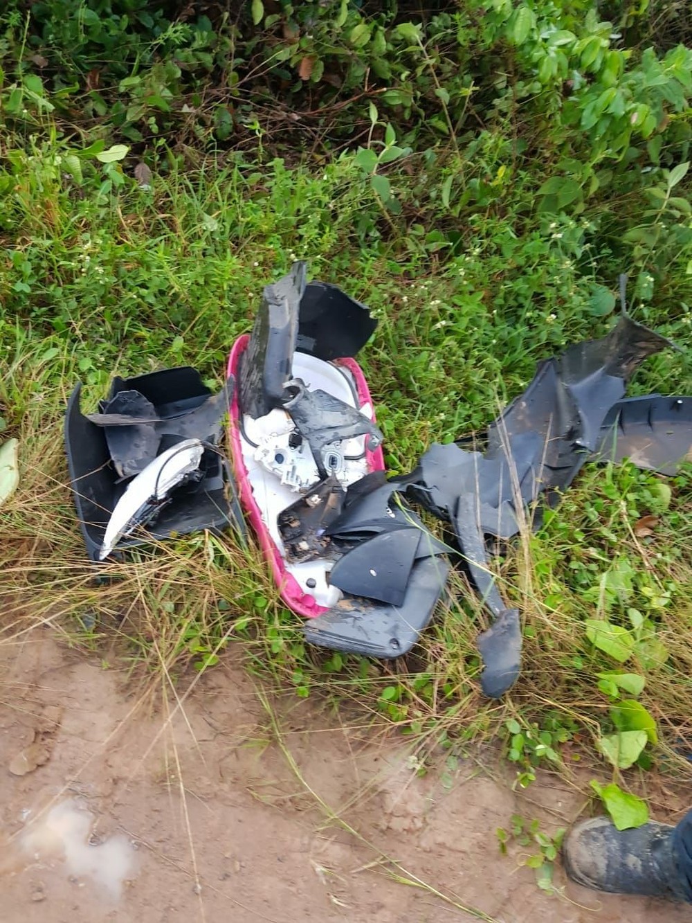 Enfermeira morre após grave acidente entre carro e moto na estrada
