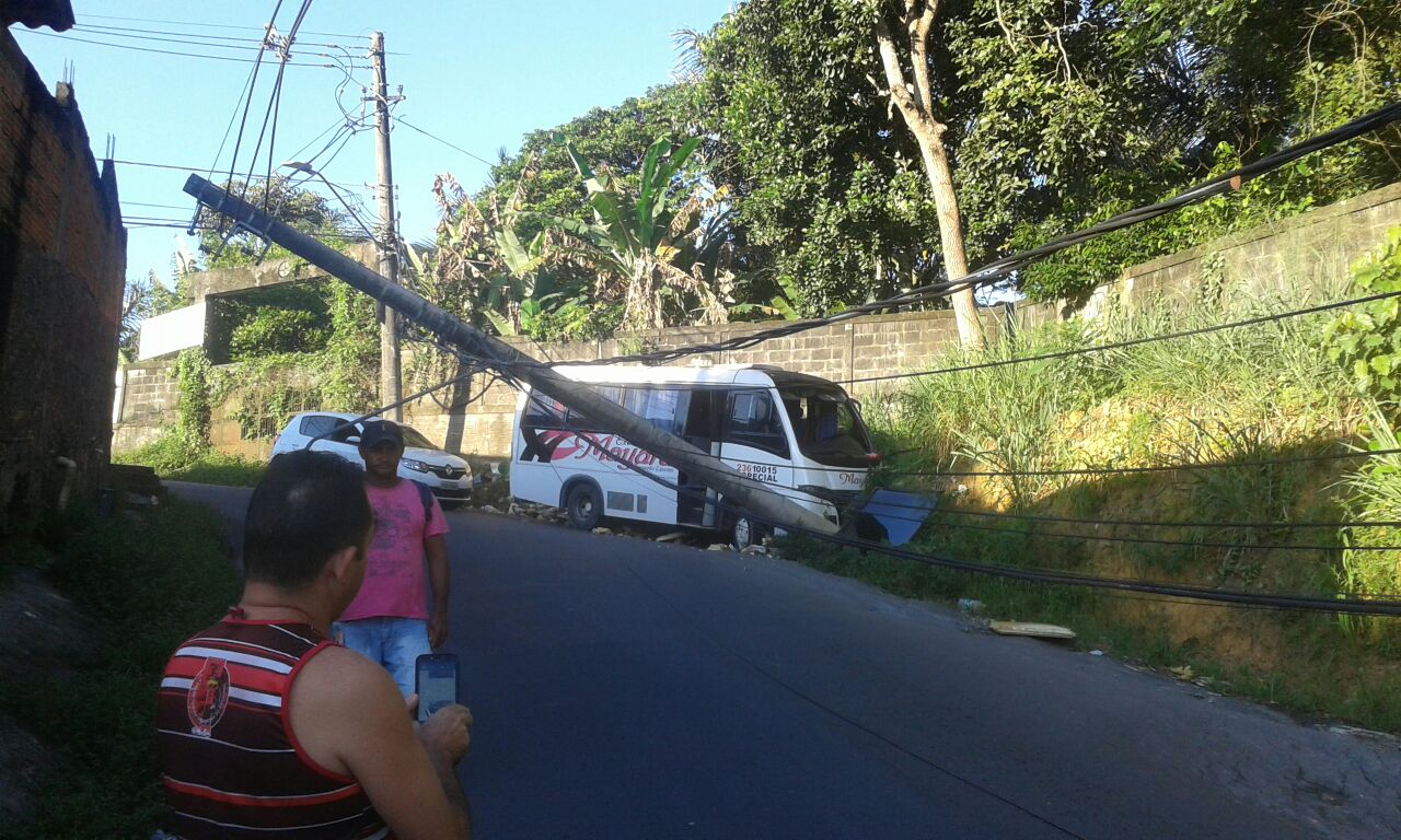 Mais de 300 casas na zona norte ficam sem energia após micro-ônibus colidir em poste 