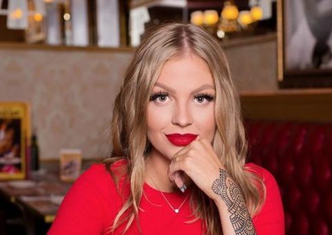 Luísa Sonza posa empinada de fio dental e Whindersson deixa comentário atrevido