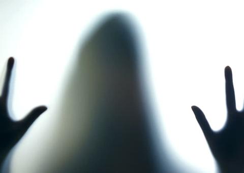 Criança faz desenho de criatura bizarra que lhe assombra. 'Ela pode me ver no escuro'