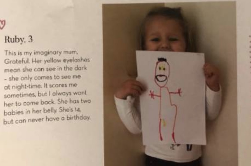 Criança faz desenho de criatura bizarra que lhe assombra. 'Ela pode me ver no escuro'