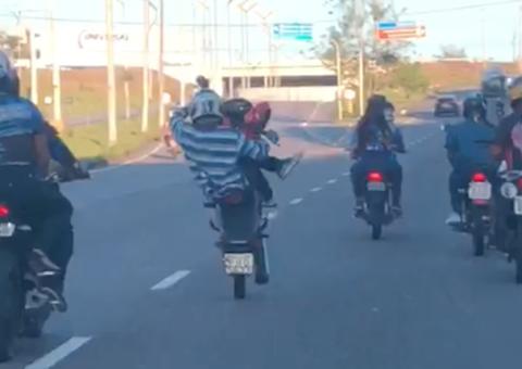 Em Manaus, motoqueiro empina moto para fazer ‘graça’ e se dá mal 