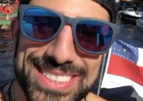  Em Manaus, ex-BBB Kaysar se empolga durante passeio pelo Rio Negro 
