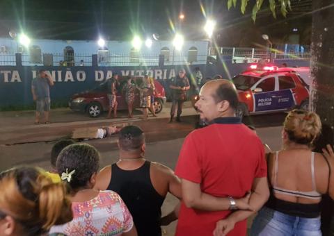 Homem é 'arrancado' de carro e executado a tiros por bandidos em avenida de Manaus