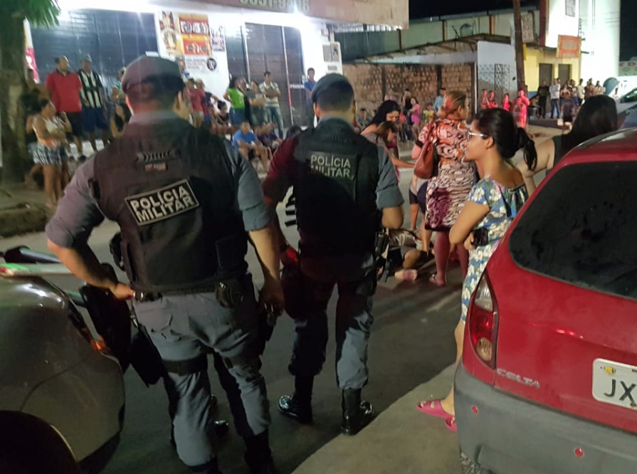 Homem é 'arrancado' de carro e executado a tiros por bandidos em avenida de Manaus