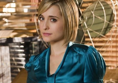 Atriz de ‘Smallville’ revela que mulheres eram marcadas com ferro quente