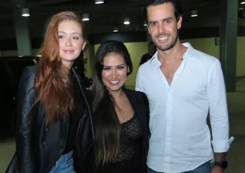 De shortinho, Marina Ruy Barbosa exibe pernas torneadas com marido em festa