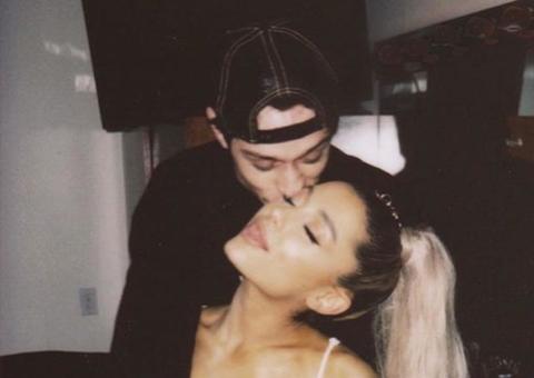 Três dias após assumir romance, namorado faz 2 tatuagens em homenagem a Ariana Grande