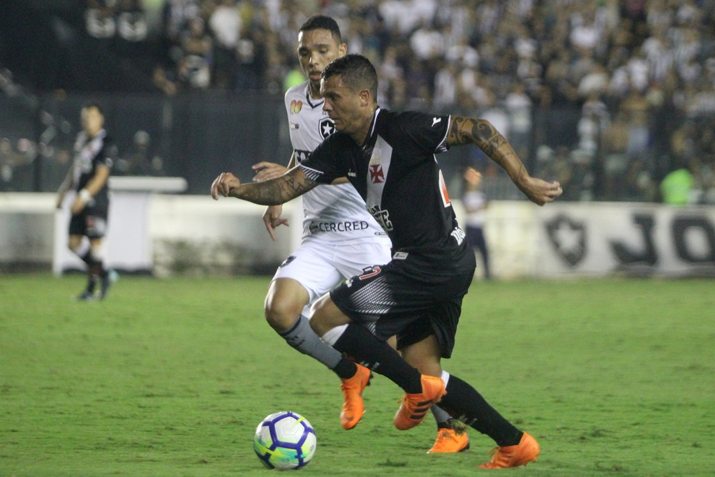 Em jogo de altos e baixos, Botafogo derrota o Vasco em São Januário
