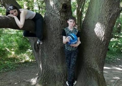 Mulher entra em pânico ao flagrar suposto fantasma perto de filho em foto