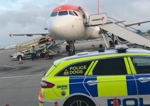 Voo é cancelado após grupo transformar avião em boate