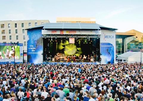 Festival de música termina com 15 policiais feridos e 80 pessoas presas