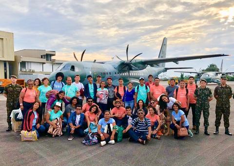 Jovens são resgatados após ficarem quase uma semana em ônibus atolado na BR-319