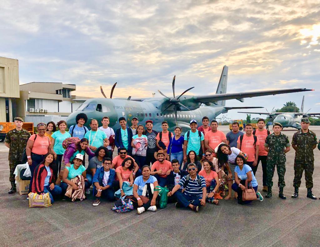 Jovens são resgatados após ficarem quase uma semana em ônibus atolado na BR-319