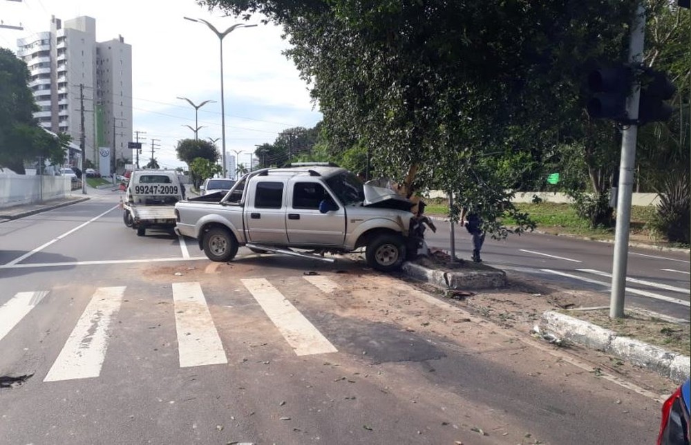 Motorista dorme ao volante, colide e derruba árvore em avenida de Manaus